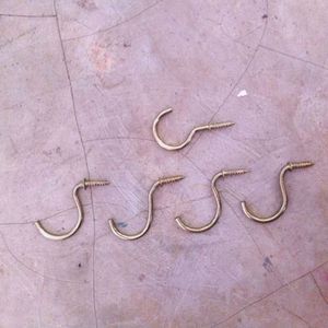 Процесс изготовления сказочной вешалки для детей