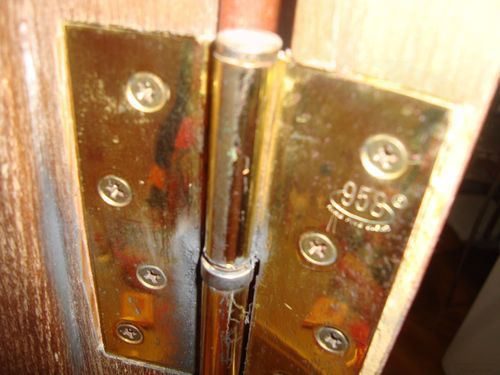 Чиним петли на двери своими руками