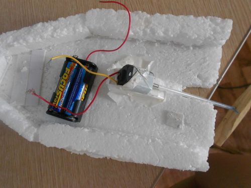 Самодельная лодка - модель из пенопласта с электродвигателем