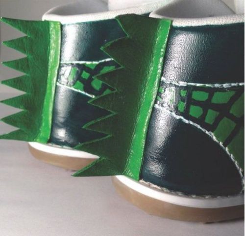 Обувь для малыша в виде динозавра