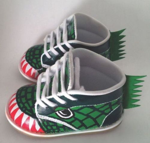 Обувь для малыша в виде динозавра
