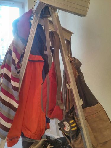 Простейшая строительная вешалка из профилей из гипсокартона