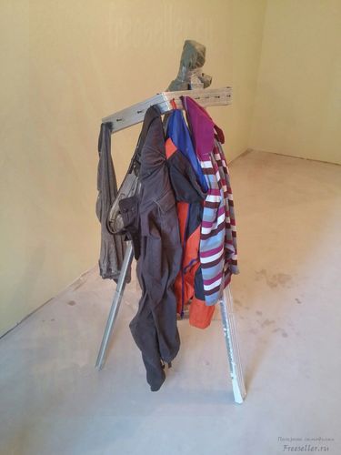 Простейшая строительная вешалка из профилей из гипсокартона