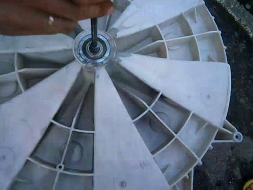 Процесс замены подшипника барабана стиральной машины Indesit