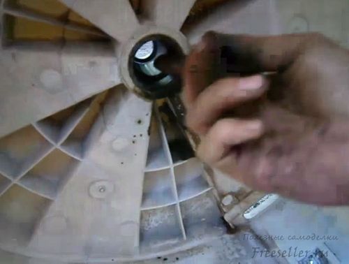 Процесс замены подшипника барабана стиральной машины Indesit