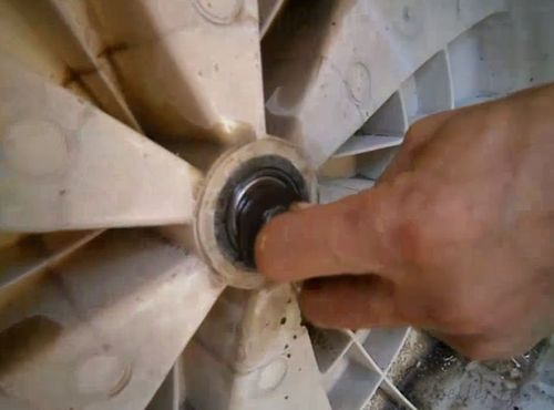 Процесс замены подшипника барабана стиральной машины Indesit