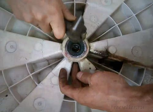 Процесс замены подшипника барабана стиральной машины Indesit