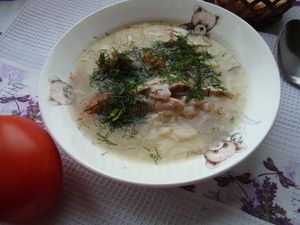 Легкий летний суп из курицы и помидор