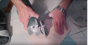 Как вырезать круглое отверстие в плитке с помощью болгарки
