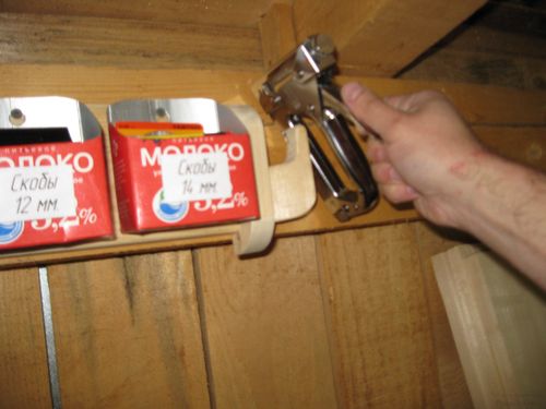 Настенный держатель для скоб и строительного степлера