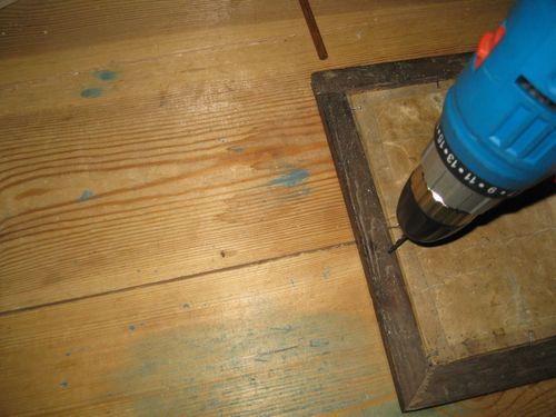 Простой способ повесить картину наклонно