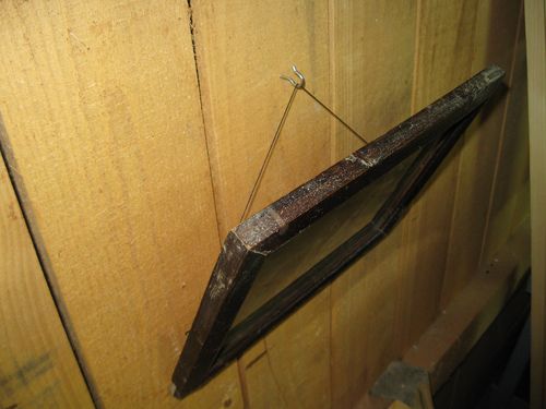 Простой способ повесить картину наклонно