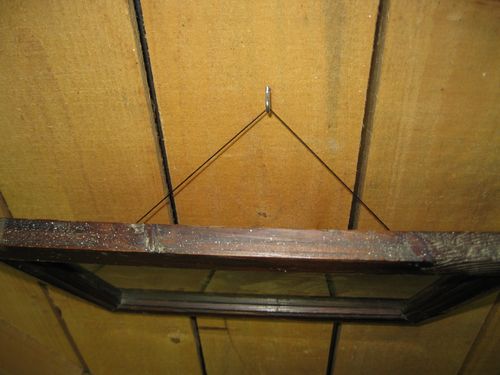 Простой способ повесить картину наклонно