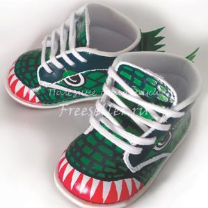 Обувь для малыша в виде динозавра
