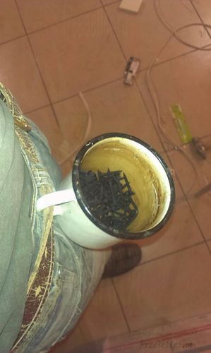 Самодельный контейнер для саморезов на ремень из кружки