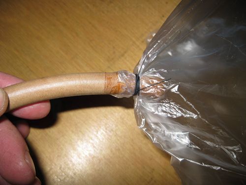 Процесс изготовления простого водяного затвора для домашнего виноделия