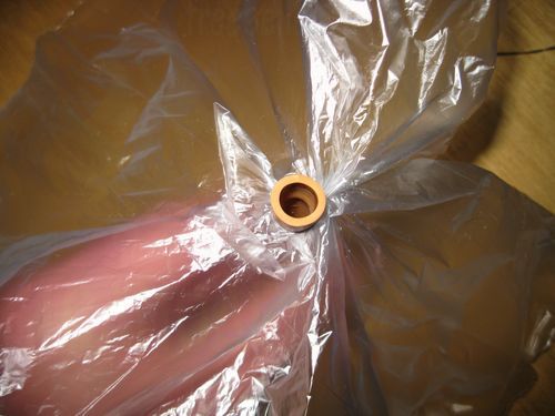 Процесс изготовления простого водяного затвора для домашнего виноделия