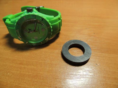 Делаем самодельный браслет для мелких деталей и саморезов