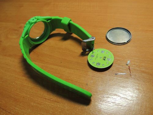 Делаем самодельный браслет для мелких деталей и саморезов