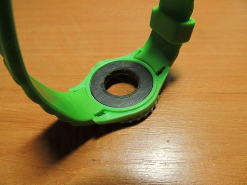 Делаем самодельный браслет для мелких деталей и саморезов