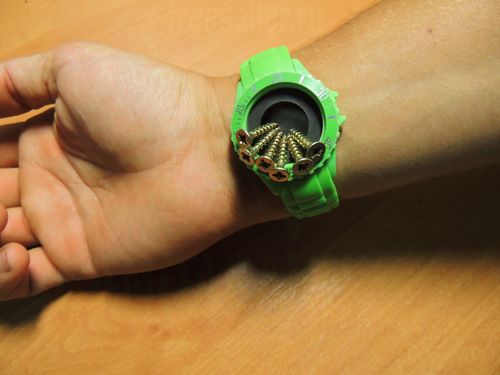 Самодельный браслет для мелких деталей и саморезов своими руками