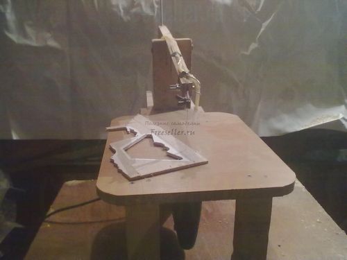 Выпиливание светильника самодельным электролобзиком