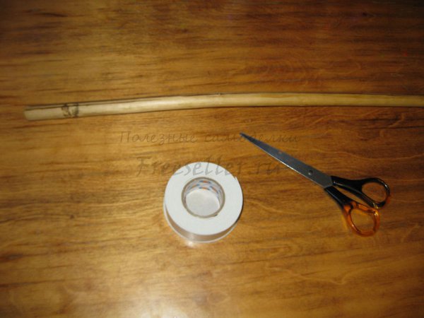 Приспособление для извлечения упавших предметов за шкафом