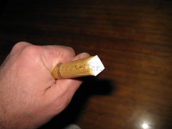 Приспособление для извлечения упавших предметов за шкафом