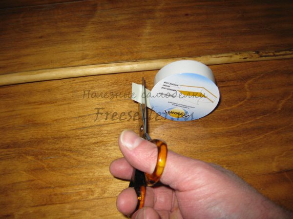 Приспособление для извлечения упавших предметов за шкафом