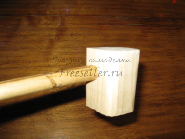 Приспособление для извлечения упавших предметов за шкафом