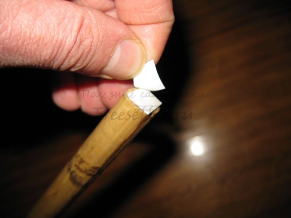 Приспособление для извлечения упавших предметов за шкафом