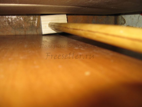 Приспособление для извлечения упавших предметов за шкафом