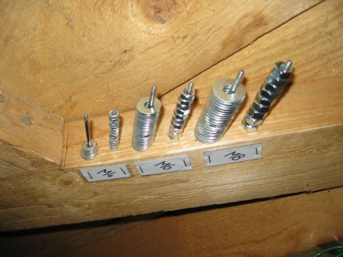 Простой и удобный держатель для гаек и шайб