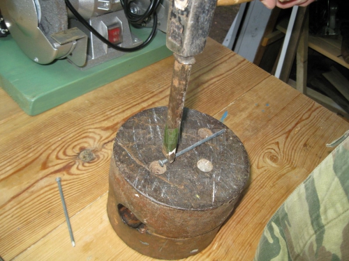 Процесс изготовления удобного держателя для гаек и шайб