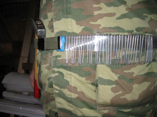 Держатель для гвоздей из куска сотового поликарбоната