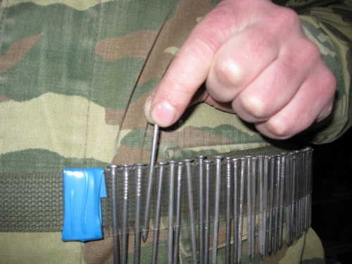 Держатель для гвоздей из куска сотового поликарбоната