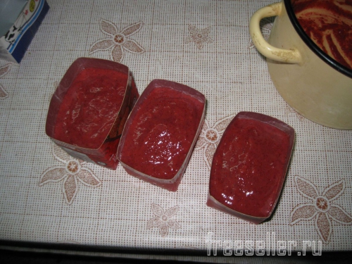 Контейнеры для заморозки ягод из пакетов от молока и сока - заполняем пюре