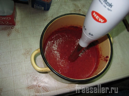 Контейнеры для заморозки ягод из пакетов от молока и сока - заполняем пюре