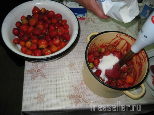 Контейнеры для заморозки ягод из пакетов от молока и сока - заполняем пюре