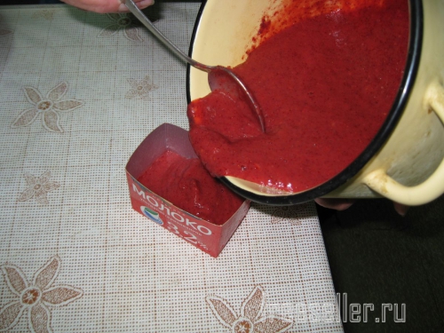 Контейнеры для заморозки ягод из пакетов от молока и сока - заполняем пюре