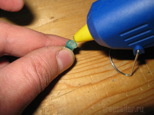 Процесс изготовления контейнеров из одноразовых шприцов.