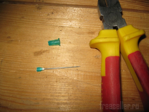 Процесс изготовления контейнеров из одноразовых шприцов.