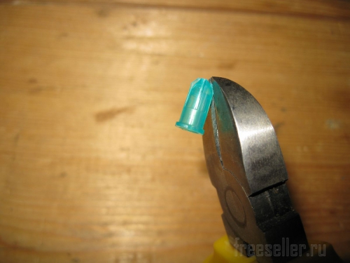 Процесс изготовления контейнеров из одноразовых шприцов.