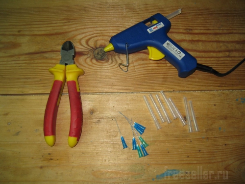 Процесс изготовления контейнеров из одноразовых шприцов.