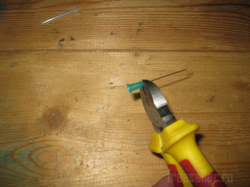 Процесс изготовления контейнеров из одноразовых шприцов.