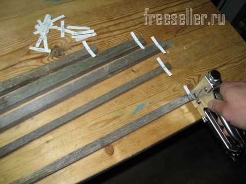 Подготавливаем подвязки для растений из хомутов от хлебной упаковки