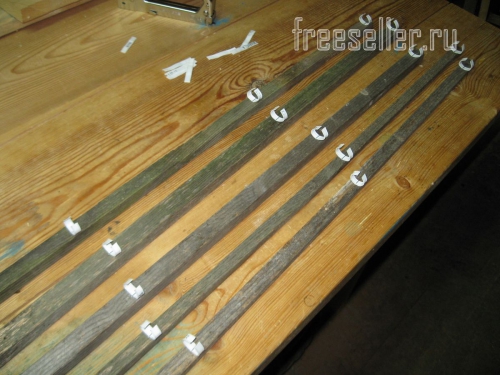 Подготавливаем подвязки для растений из хомутов от хлебной упаковки