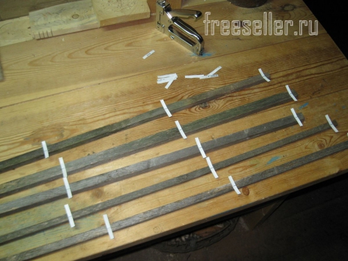 Подготавливаем подвязки для растений из хомутов от хлебной упаковки