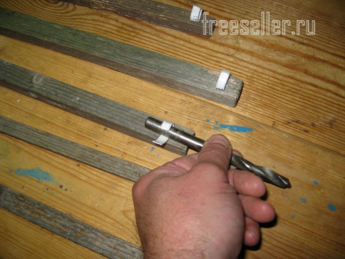 Подготавливаем подвязки для растений из хомутов от хлебной упаковки