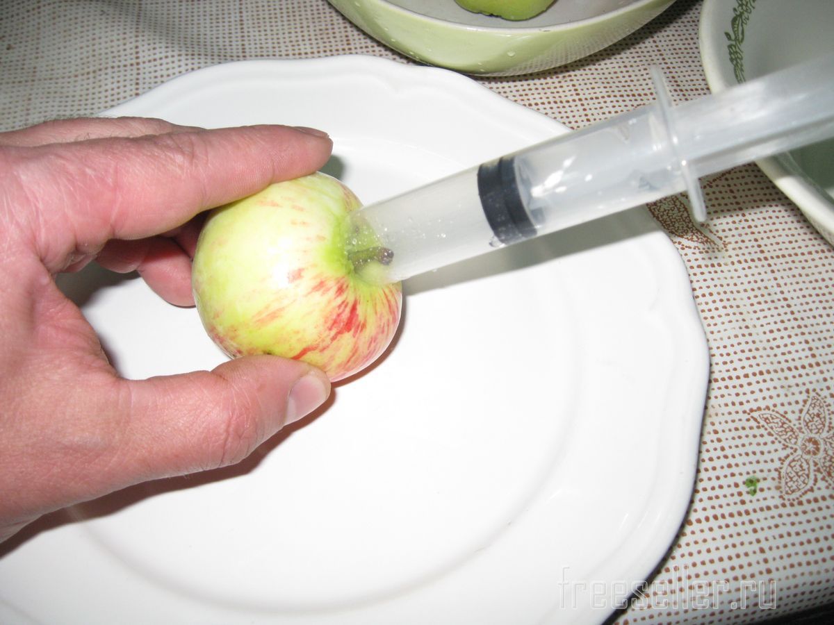 Убрать яблоню. Приспособление для вырезания сердцевины яблок. Вырезать сердцевину яблока. Для вырезания сердцевины из яблок. Вырезать середину из яблока.